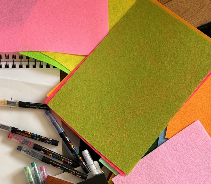 Feutres de couleur, feuilles de feutrine et bloc de papier pour construire le génogramme
